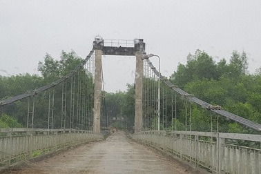 Cô giáo trực trường học bị thanh niên xông vào hiếp dâm