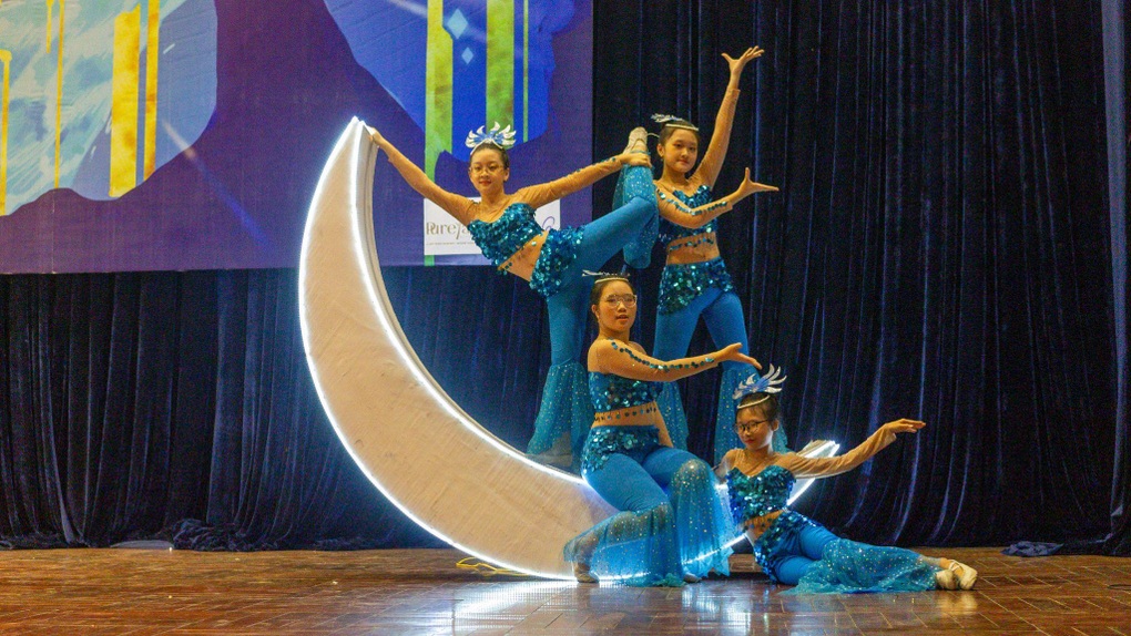 Học sinh THPT Chuyên Hà Nội - Amsterdam thi tài năng nghệ thuật - 3