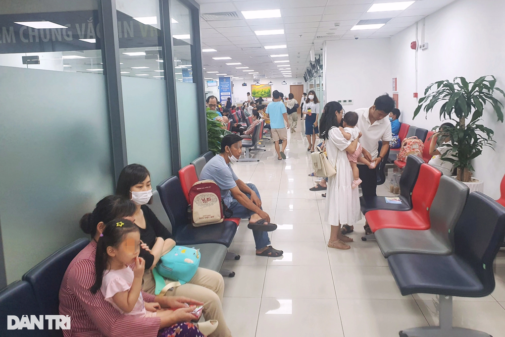 Không còn vaccine gì ở nhiều tỉnh, người dân phải tự bỏ tiền tiêm dịch vụ - 3 Không còn vaccine gì ở nhiều tỉnh, người dân phải tự bỏ tiền tiêm dịch vụ - 3