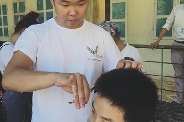 “Tiệm tóc vui vẻ” của chàng trai khiếm thính