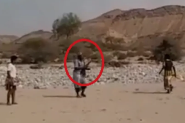 Hi hữu trọng tài dùng súng thay tiếng còi ở trận bóng đá phủi