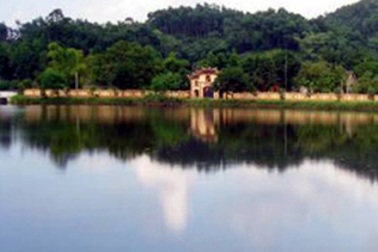 Phát hiện xác nam thanh niên nổi trên hồ nước