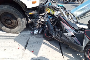 Ô tô tải mất phanh, tông 4 người nguy kịch