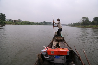 Nhọc nhằn nghề cào hến mưu sinh trên sông