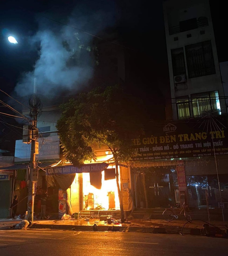 Cháy cửa hàng tạp hóa, thiếu nữ 15 tuổi tử vong - 1 Cháy cửa hàng tạp hóa, thiếu nữ 15 tuổi tử vong - 1