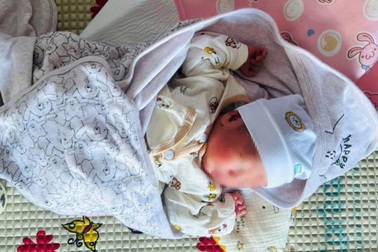 Bé gái sơ sinh bị bỏ rơi trước cổng chùa cùng lá thư nhờ nhà sư nuôi giúp