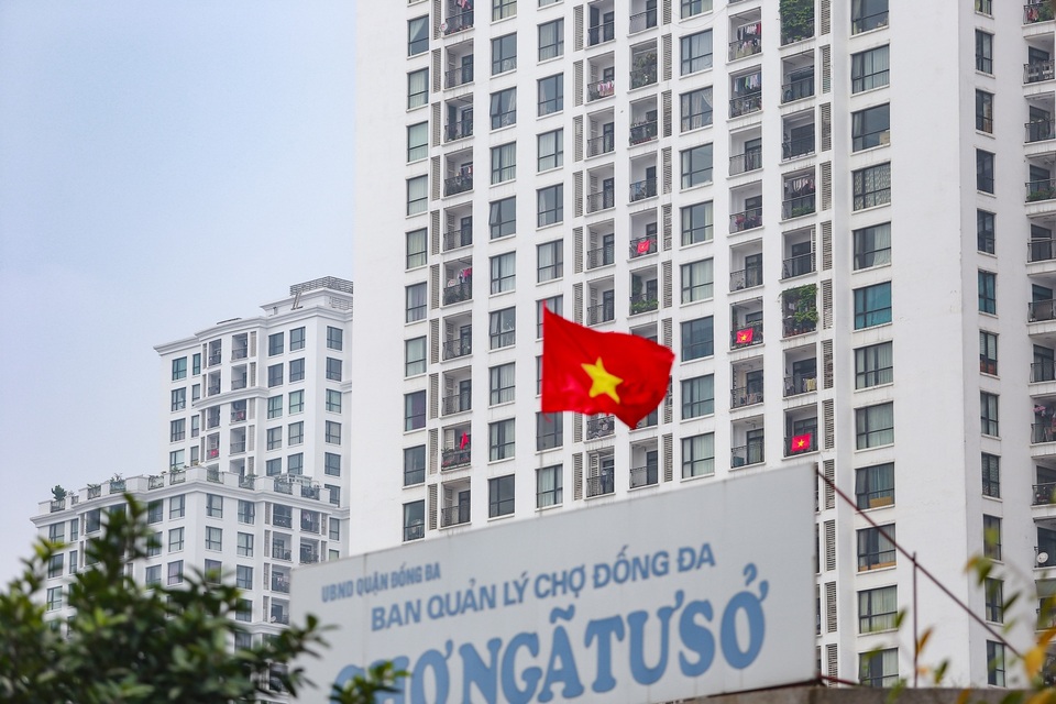 Chung cư ở Hà Nội nhuộm đỏ cờ Tổ quốc, tiếp lửa chống dịch Covid-19 - 8 Chung cư ở Hà Nội nhuộm đỏ cờ Tổ quốc, tiếp lửa chống dịch Covid-19 - 8