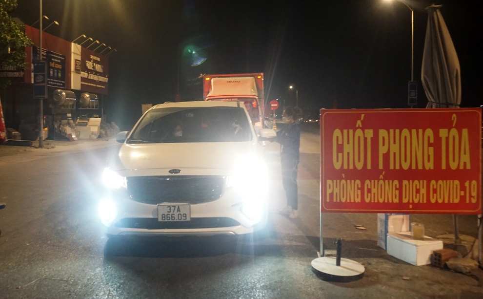 Nữ tình nguyện viên 17 tuổi trên chốt chống dịch căng nhất Nghệ An - 1 Nữ tình nguyện viên 17 tuổi trên chốt chống dịch căng nhất Nghệ An - 1