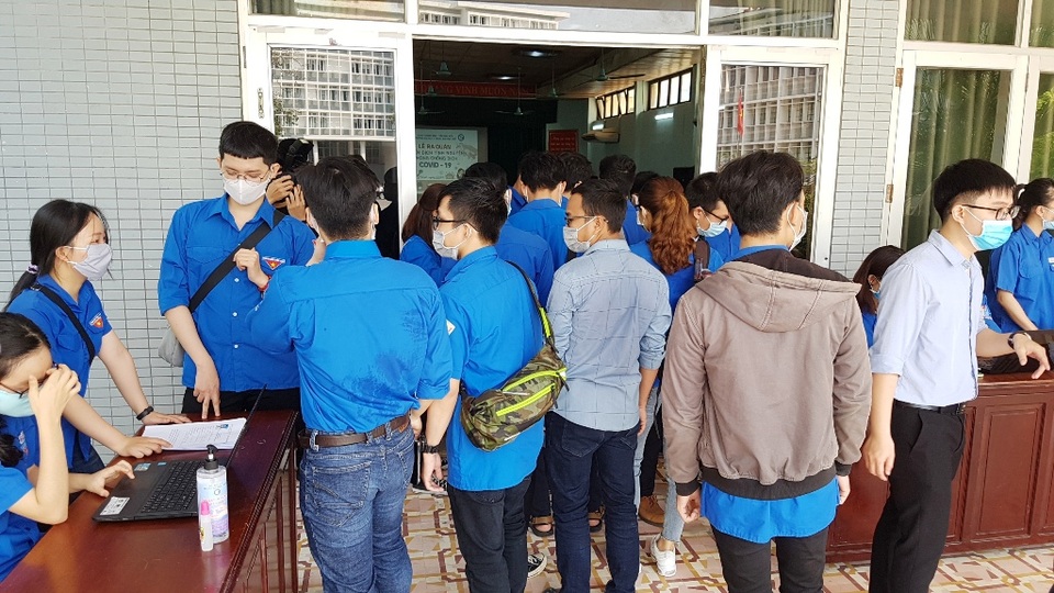 Hàng trăm SV tình nguyện góp sức vào chiến dịch phòng, chống dịch Covid-19 - 4 Hàng trăm SV tình nguyện góp sức vào chiến dịch phòng, chống dịch Covid-19 - 4