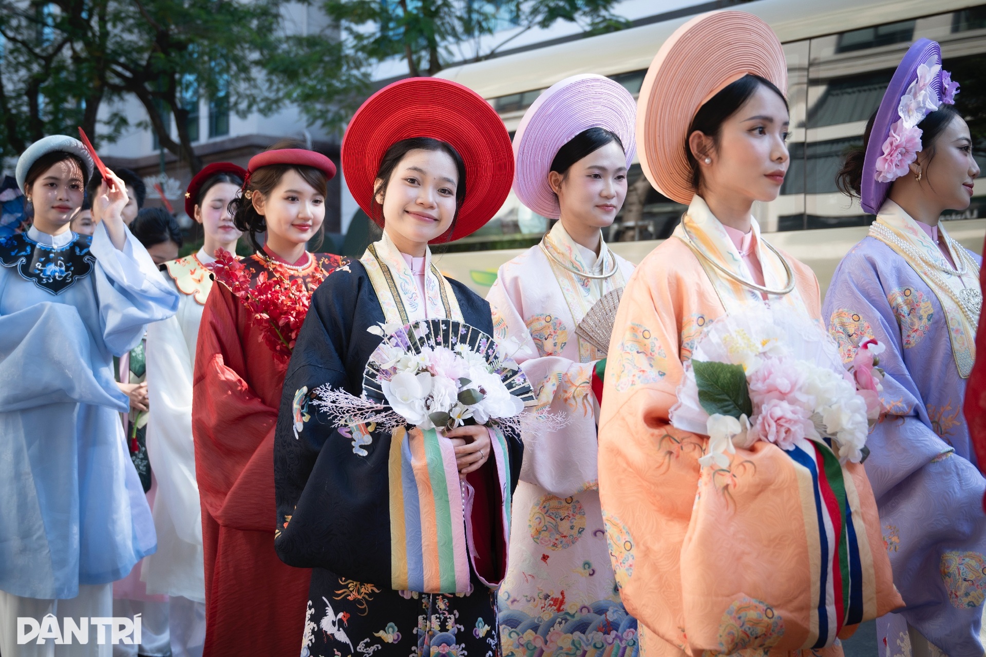 Hơn 1.000 người diễu hành cổ phục, khoe sắc rực rỡ quanh hồ Hoàn Kiếm - 4