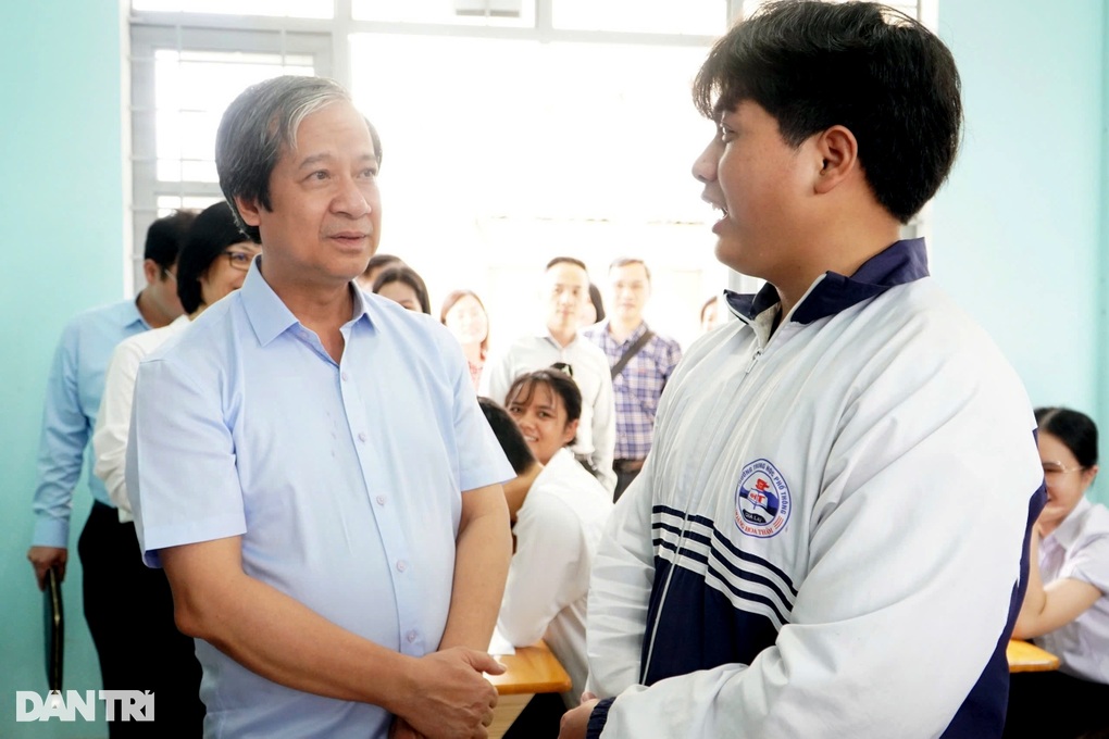 Bộ trưởng Nguyễn Kim Sơn kiểm tra việc chuẩn bị thi tốt nghiệp tại Gia Lai - 3 Bộ trưởng Nguyễn Kim Sơn kiểm tra việc chuẩn bị thi tốt nghiệp tại Gia Lai - 3