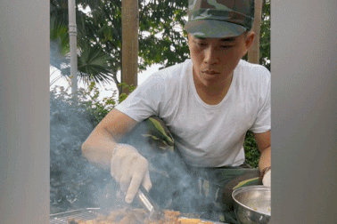 Thượng úy Lê Anh Nuôi: "Vui sướng khi giúp nhiều bạn trẻ tự nấu cơm ở nhà"