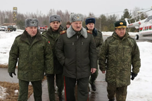 Belarus di chuyển binh sĩ và vũ khí