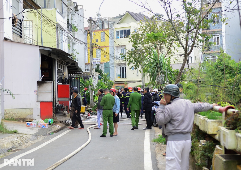 Căn nhà trong hẻm ở Đà Lạt bốc cháy dữ dội - 2