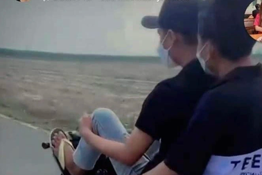 Bạn đăng clip dùng chân điều khiển xe máy, thanh niên bị phạt 9 triệu đồng