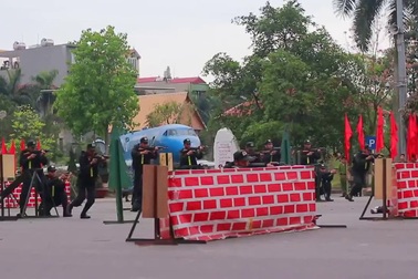 Cận cảnh màn diễn tập chống vũ khí hoá học và giải cứu con tin