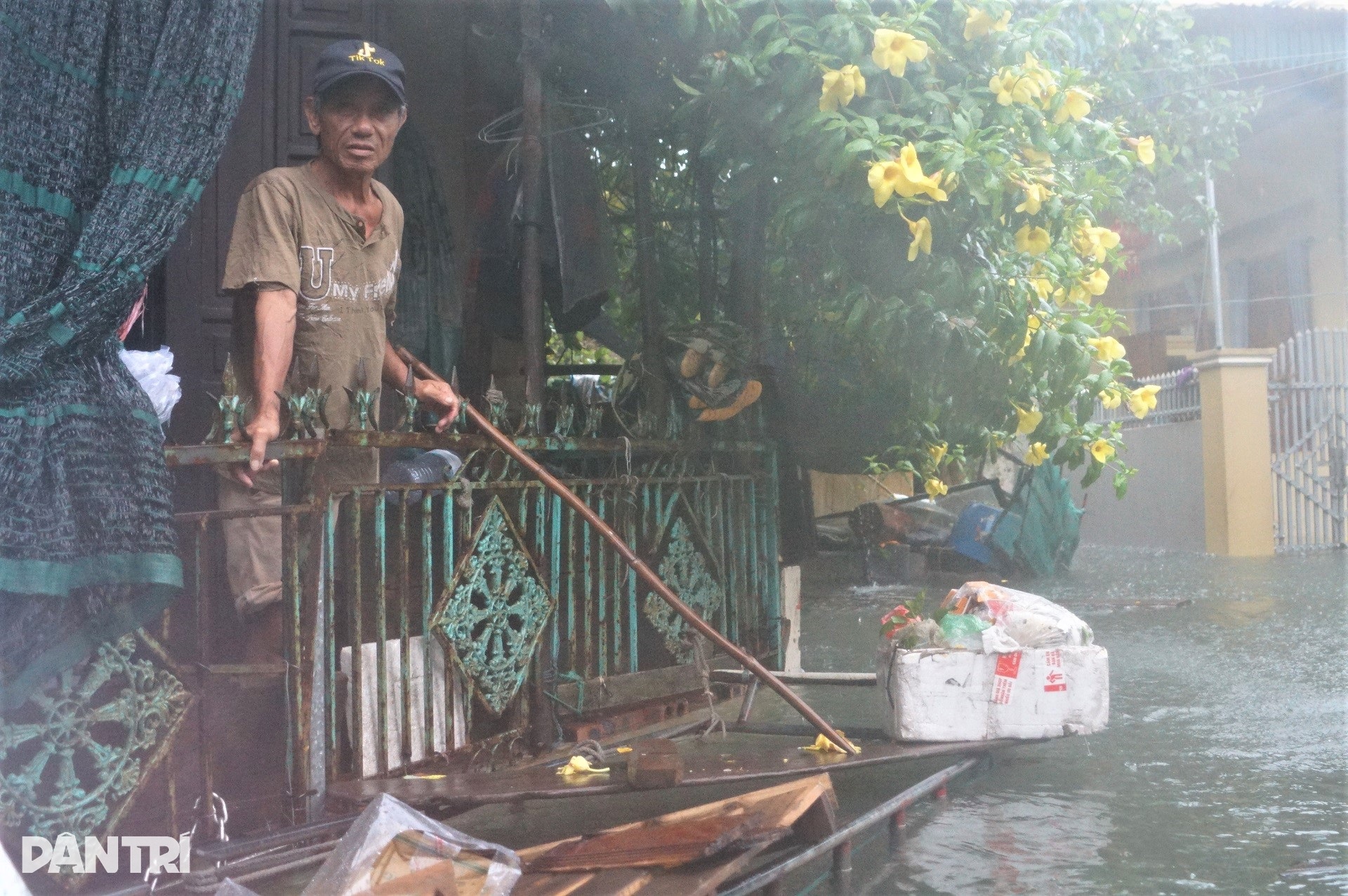 Nước dâng cao ngang người, dân cuống cuồng cứu tài sản - 8 Nước dâng cao ngang người, dân cuống cuồng cứu tài sản - 8