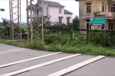 Đường làng hư hỏng do phải “oằn mình” gánh hàng trăm lượt xe ô tô