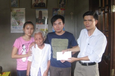 Trao quà tới học sinh mồ côi có hoàn cảnh đặc biệt khó khăn