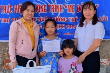 Chị em Hội phụ nữ làm "mẹ đỡ đầu" trẻ mồ côi do Covid-19