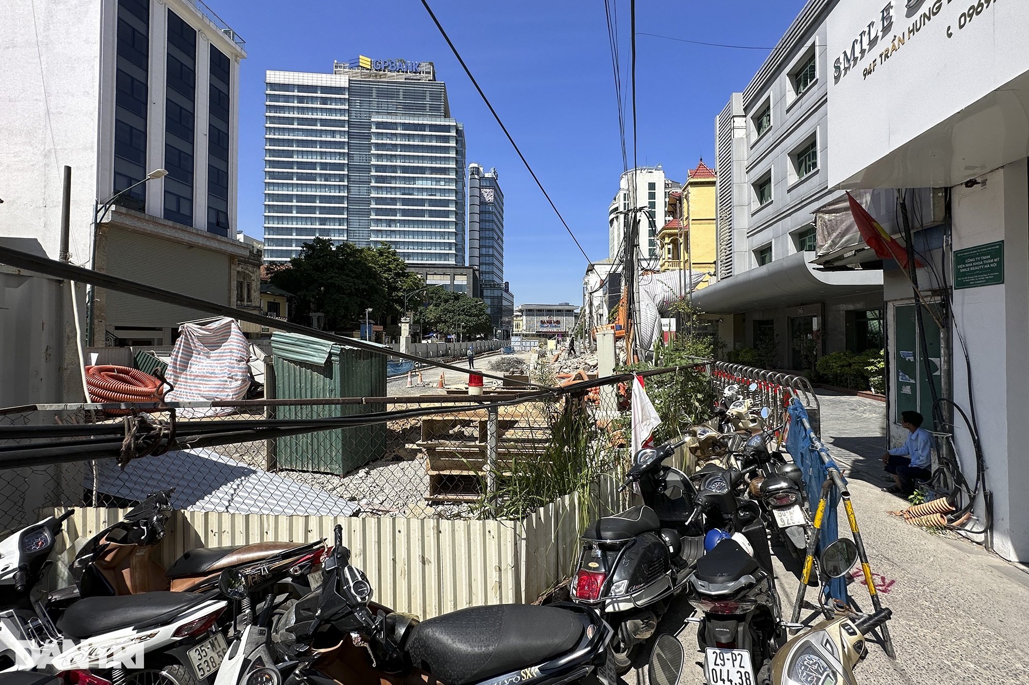 Đường Trần Hưng Đạo vẫn bị rào chặn do ga ngầm S12 chưa hoàn trả mặt đường - 8 Đường Trần Hưng Đạo vẫn bị rào chặn do ga ngầm S12 chưa hoàn trả mặt đường - 8