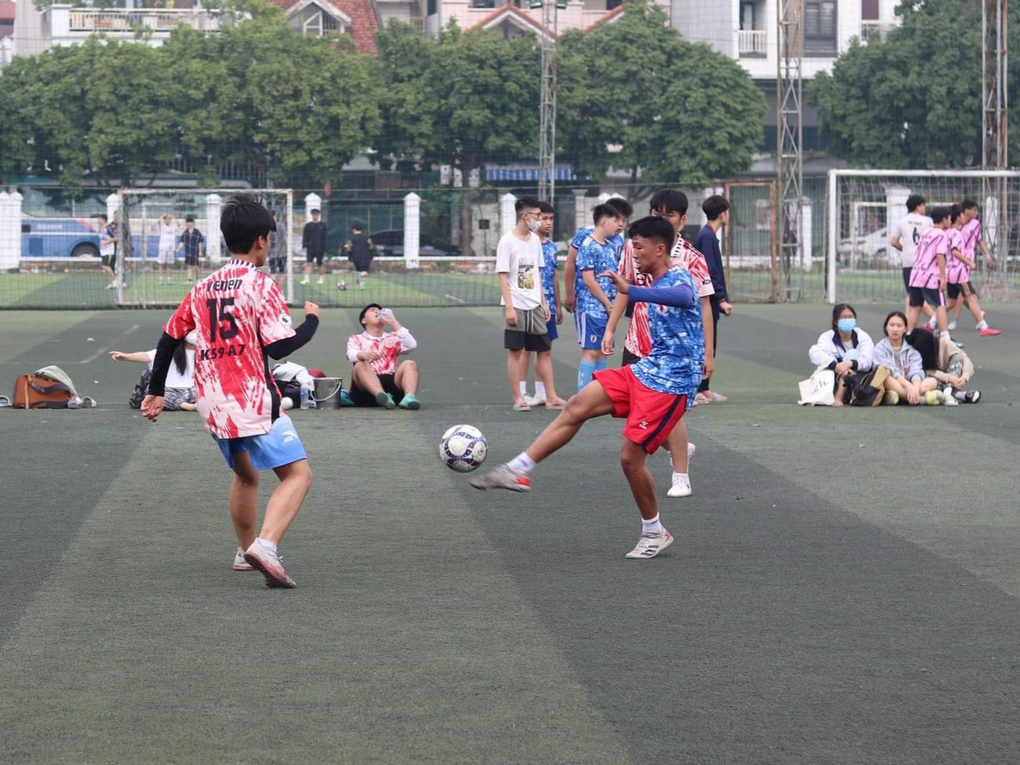 Va chạm khi chơi thể thao, nam sinh học cách nhịn đòn - 1 Va chạm khi chơi thể thao, nam sinh học cách nhịn đòn - 1