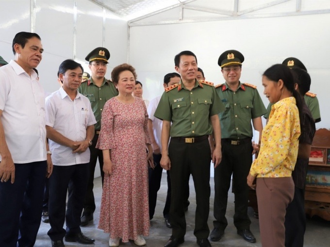 Thượng tướng Lương Tam Quang, lãnh đạo Hà Tĩnh, Đại diện tập đoàn BRG thăm hỏi gia đình vợ chồng đối tượng nhận nhà ở..