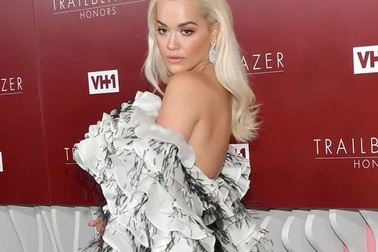 Rita Ora diện váy lạ mắt