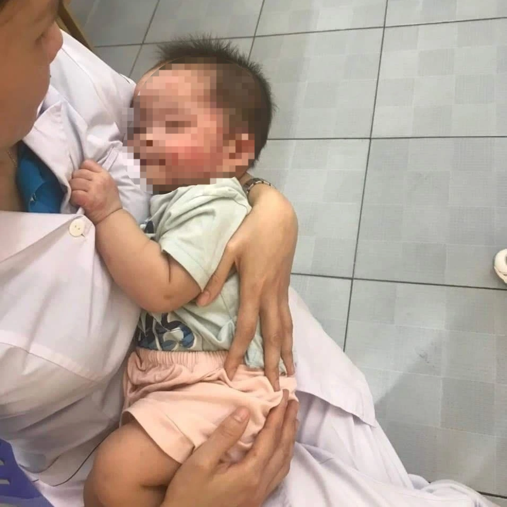Bé gái 7 tháng tuổi bị bỏ rơi bên đường, muỗi đốt kín mặt - 1 Bé gái 7 tháng tuổi bị bỏ rơi bên đường, muỗi đốt kín mặt - 1