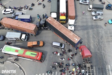 Nguyên nhân nút giao Tân Vạn ở TPHCM kẹt xe nghiêm trọng