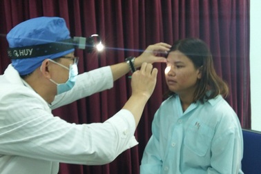 Đang đứng trong nhà bị đạn bắn xuyên hốc mắt