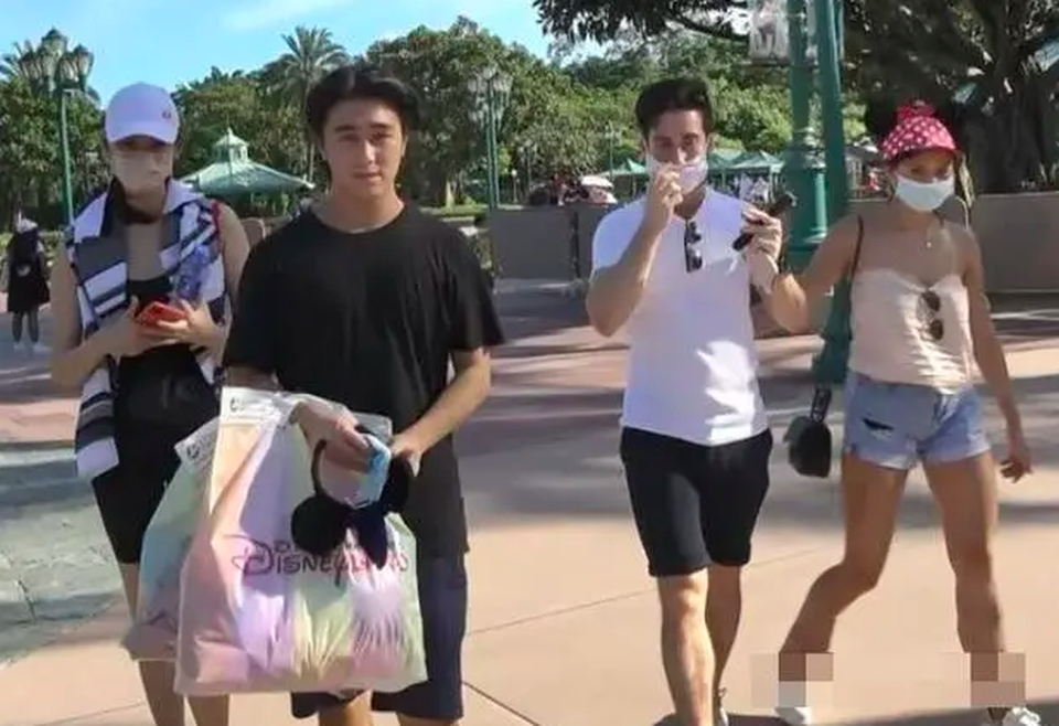 Vợ chồng siêu mẫu Hề Mộng Dao hạnh phúc đi mua sắm - 7 Vợ chồng siêu mẫu Hề Mộng Dao hạnh phúc đi mua sắm - 7