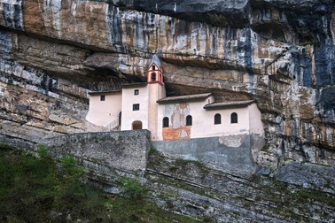 Tu viện ẩn dật nằm lơ lửng trên sườn núi