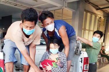 Sản phụ sinh con tại nhà bị băng huyết, được công an đưa đi cấp cứu