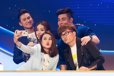 Hồ Bích Trâm tay nắm tay “người yêu” Hà Trí Quang tham gia "5 Vòng vàng kỳ ảo"