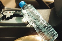 Xem clip chai nước trong xe ô tô giữa trời nắng nguy hiểm đến mức nào