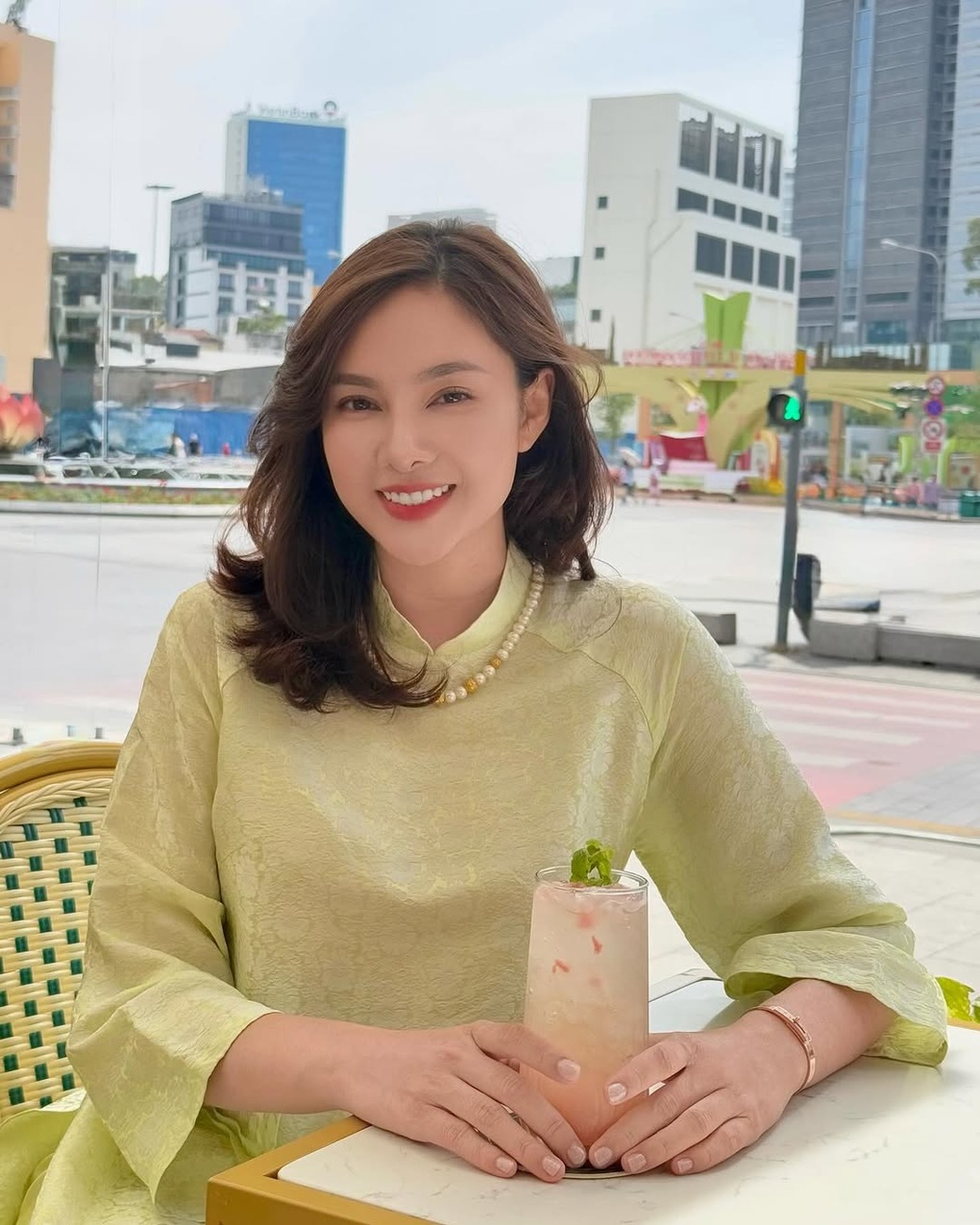 Lưu Hiền Trinh thu âm MV Rực rỡ ngày mới, hé lộ về ông xã hơn 10 tuổi - 4 Lưu Hiền Trinh thu âm MV Rực rỡ ngày mới, hé lộ về ông xã hơn 10 tuổi - 4