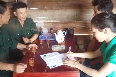 Trao quà cho gia đình bé Sa tại thôn 10, xã Hòa Bắc (Di Linh)