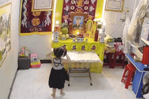 Chuyện xót xa đằng sau clip 2 bé gái hát mừng sinh nhật trước di ảnh cha