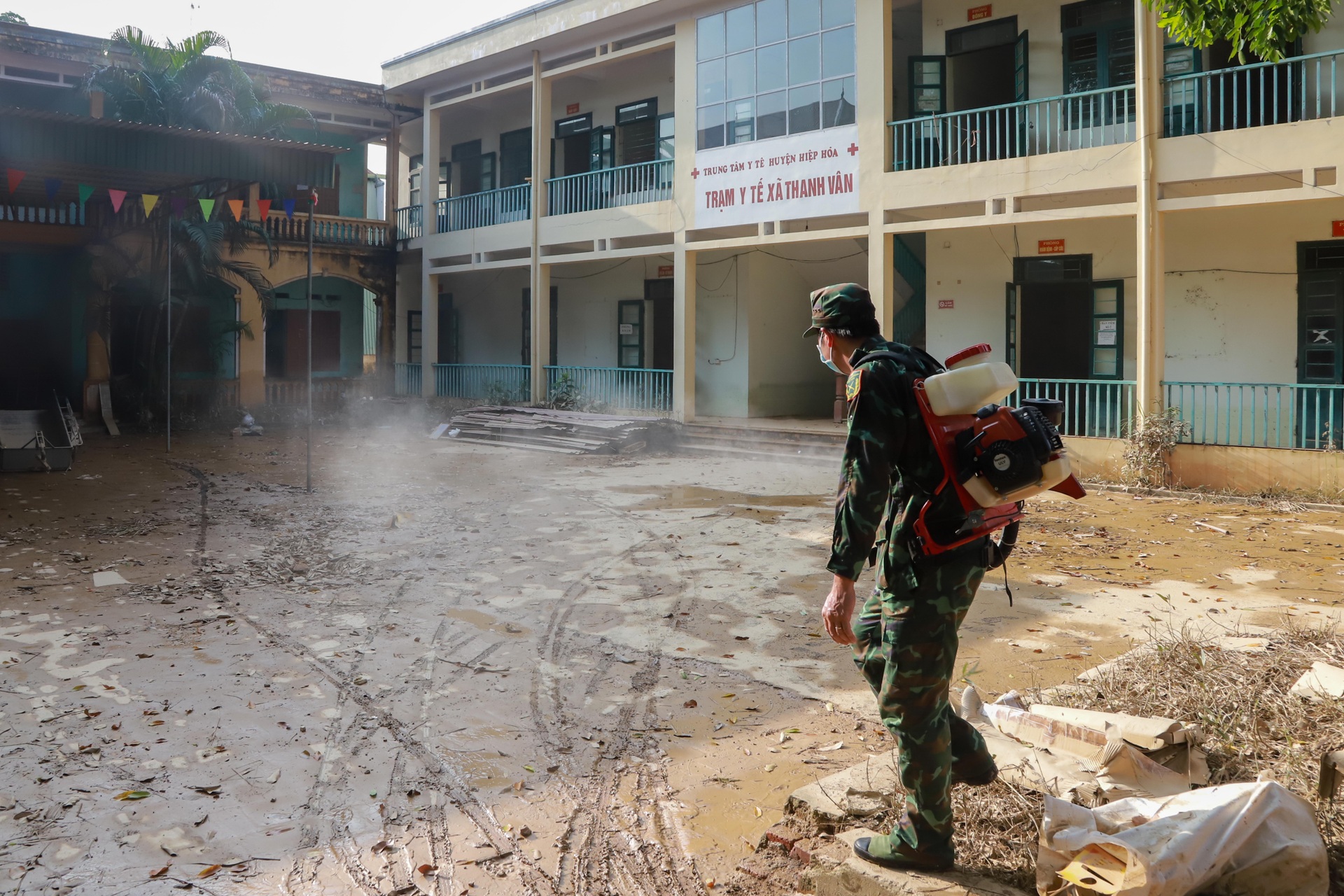 Quân đội phun khử khuẩn, hỗ trợ người dân phòng dịch bệnh sau mưa lũ - 10 Quân đội phun khử khuẩn, hỗ trợ người dân phòng dịch bệnh sau mưa lũ - 10