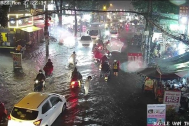 TPHCM mưa to trong đêm, nhiều tuyến đường ngập sâu
