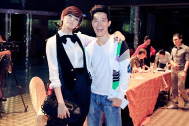 Hoàng Yến "tomboy" bên cạnh Nathan Lee