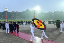 Đoàn đại biểu dự Đại hội XIII của Đảng vào Lăng viếng Chủ tịch Hồ Chí Minh
