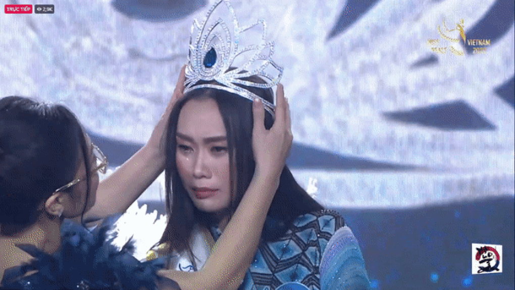 Nữ thông dịch viên khóc nấc khi đăng quang Miss Peace Vietnam 2022 - 1 Nữ thông dịch viên khóc nấc khi đăng quang Miss Peace Vietnam 2022 - 1