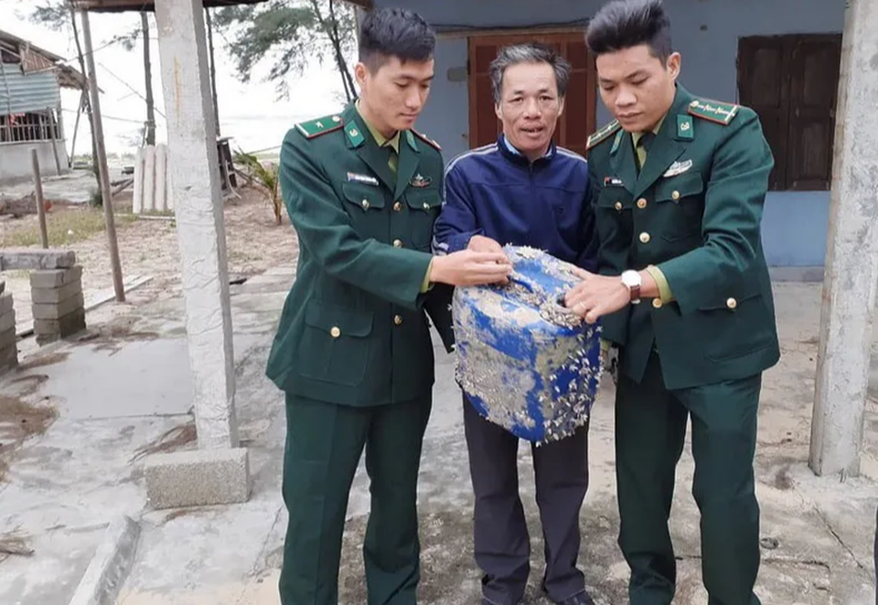Thêm 21 gói nghi ma túy trôi dạt vào bờ biển Thừa Thiên Huế - 1 Thêm 21 gói nghi ma túy trôi dạt vào bờ biển Thừa Thiên Huế - 1