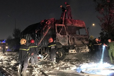 Xe chở vải vụn cháy dữ dội sát trụ sở Cảnh sát PCCC