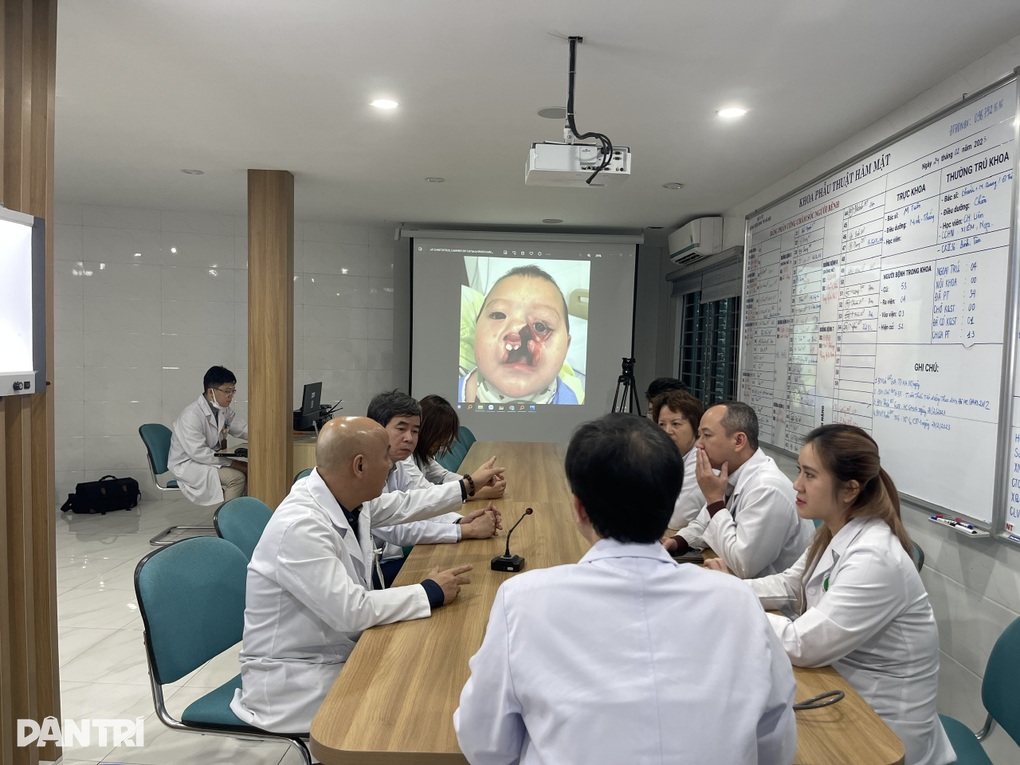 Bạn đọc Dân trí giúp đỡ bé Nhi dị tật khe hở chéo mặt gần 500 triệu đồng - 4 Bạn đọc Dân trí giúp đỡ bé Nhi dị tật khe hở chéo mặt gần 500 triệu đồng - 4