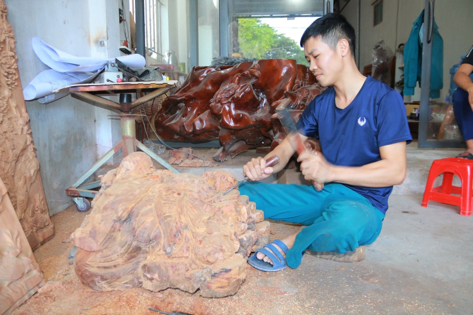 Chàng trai làng “thổi hồn” vào gỗ, kiếm hàng trăm triệu đồng mỗi năm - 1 Chàng trai làng “thổi hồn” vào gỗ, kiếm hàng trăm triệu đồng mỗi năm - 1