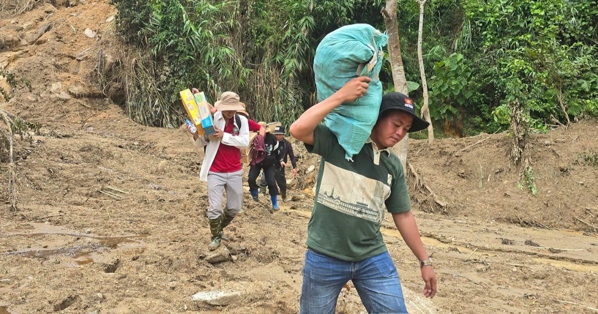 Nữ tình nguyện viên Nghệ An ăn tạm miếng mì tôm sống trên đường chuyển hàng cứu trợ vào bản làng bị lũ chia cắt ở Lào Cai (Ảnh: Tư Hoàng).