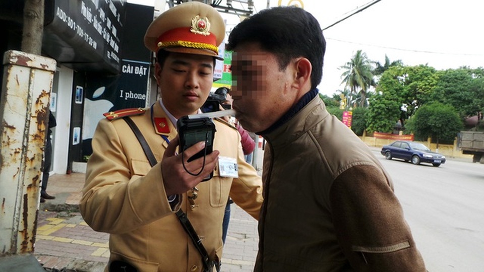 Dân Hà Nội đỏ mắt tìm dịch vụ thuê người lái xe về sau cuộc nhậu say - 2 Dân Hà Nội đỏ mắt tìm dịch vụ thuê người lái xe về sau cuộc nhậu say - 2